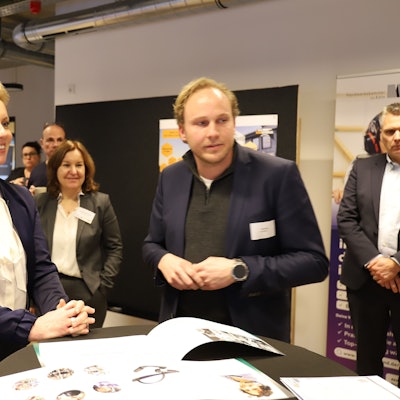 Wissenschaftsministerin Ina Brandes informierte sich bei Unternehmer Felix Kuhne über betriebliche Anwendungen von KI.