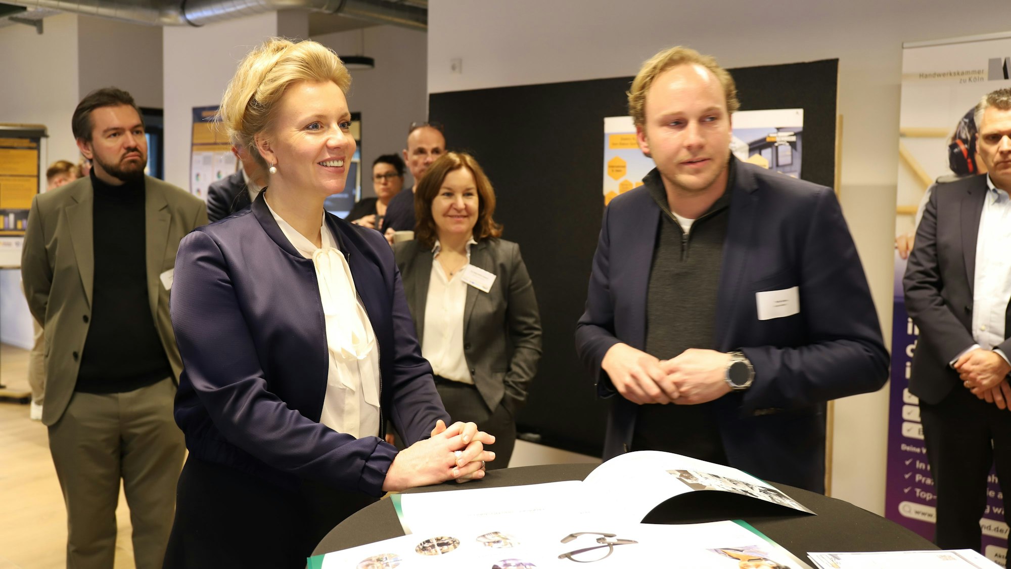 Wissenschaftsministerin Ina Brandes informierte sich bei Unternehmer Felix Kuhne über betriebliche Anwendungen von KI.