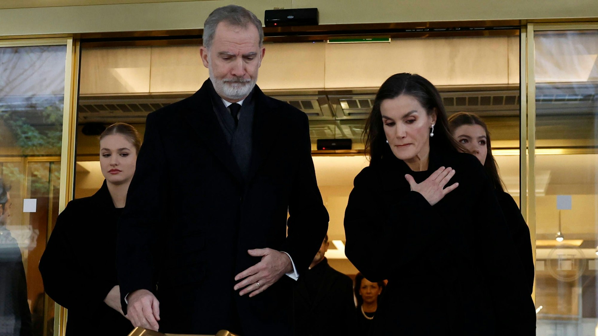 König Felipe VI., Königin Letizia und Kronprinzessin Leonor verlassen am 19. Januar 2026 die Kathedrale von Athen nach der Trauerfeier für Prinzessin Irene von Griechenland.