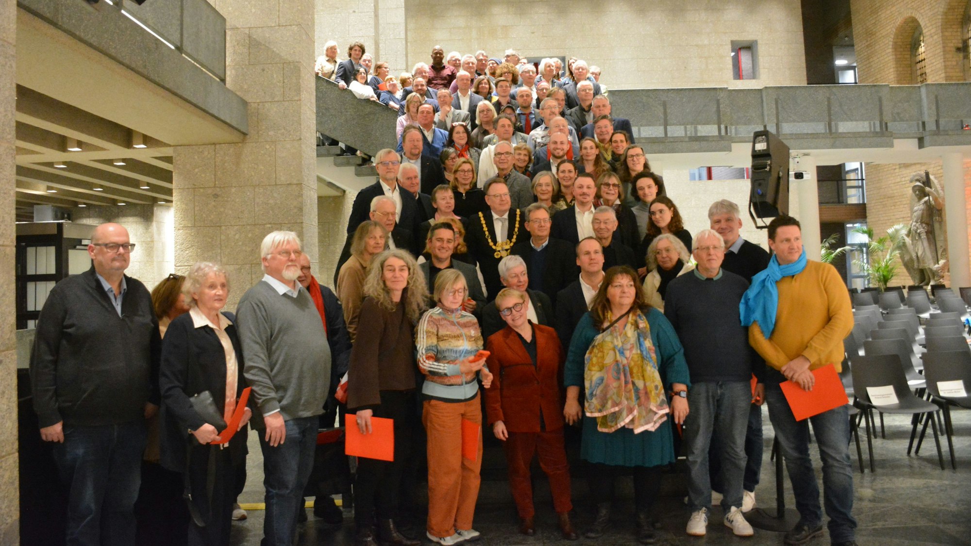 Ein Gruppe von Menschen steht auf einer Treppe.