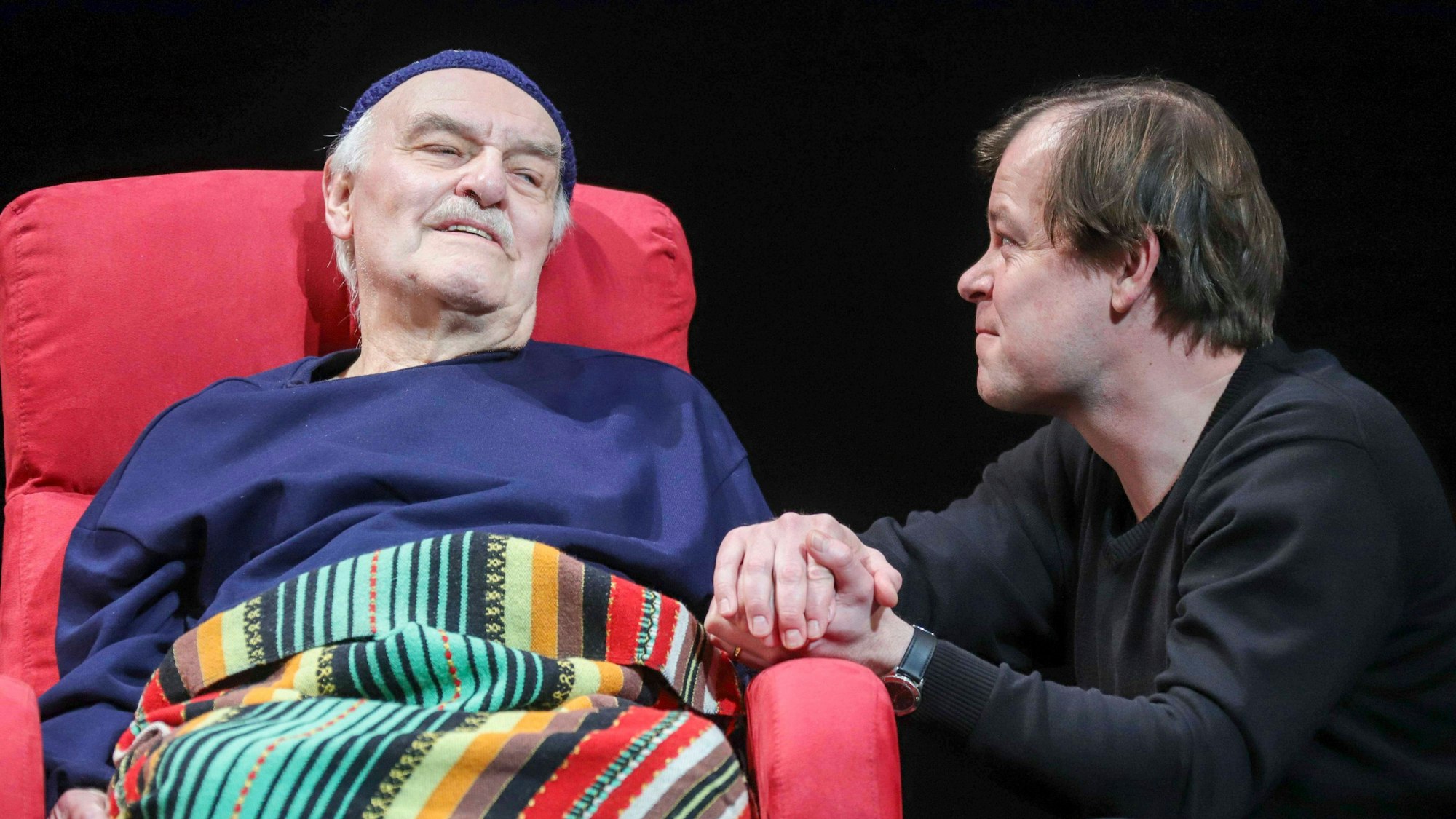 Charles Brauer und Danny Exnar bei der Fotoprobe zum Theaterstück „Dienstags bei Morrie“ auf der Bühne des Ernst-Deutsch-Theaters.