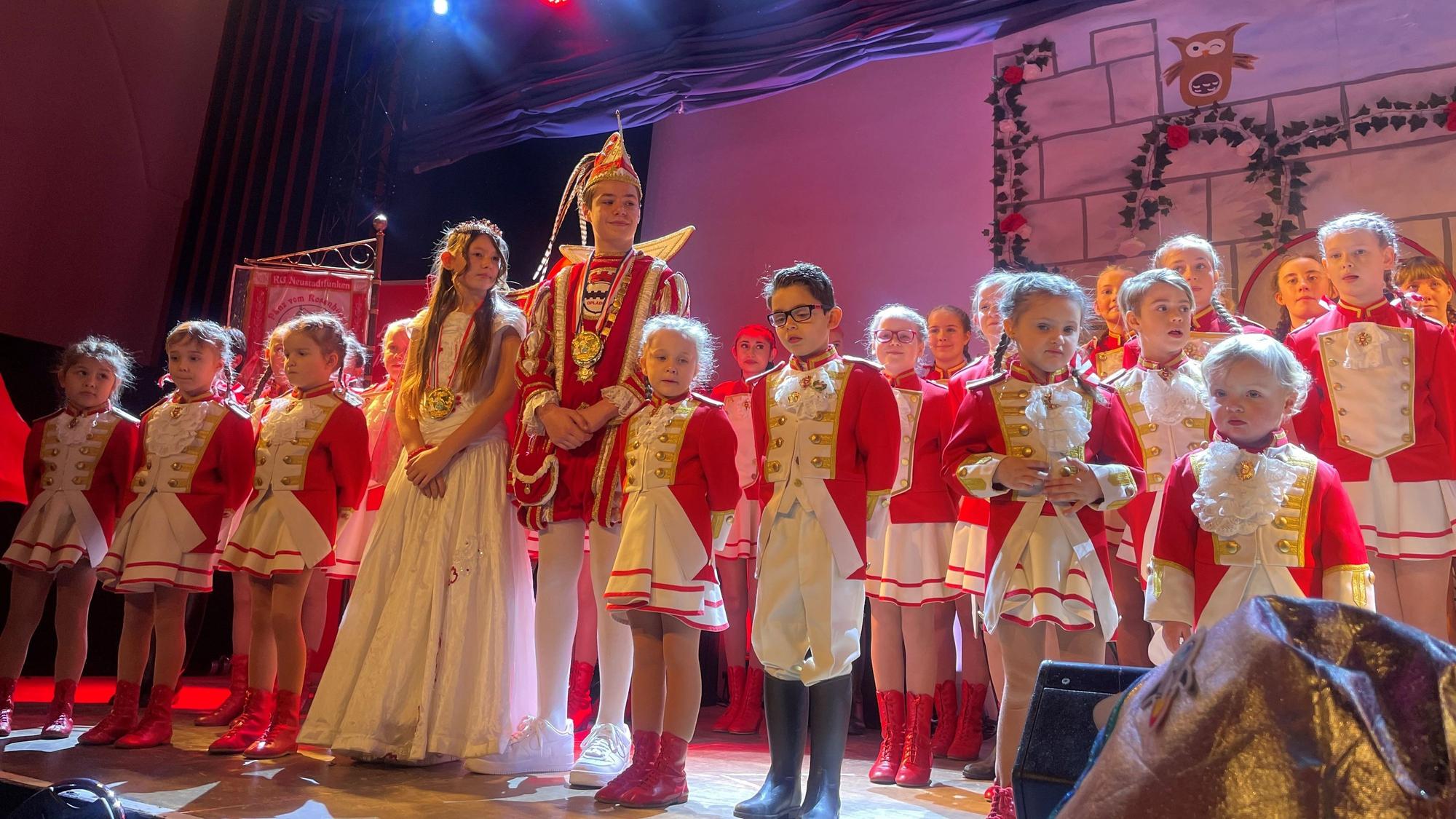Das Kinderprinzenpaar im Scala in Opladen auf der Bühne.