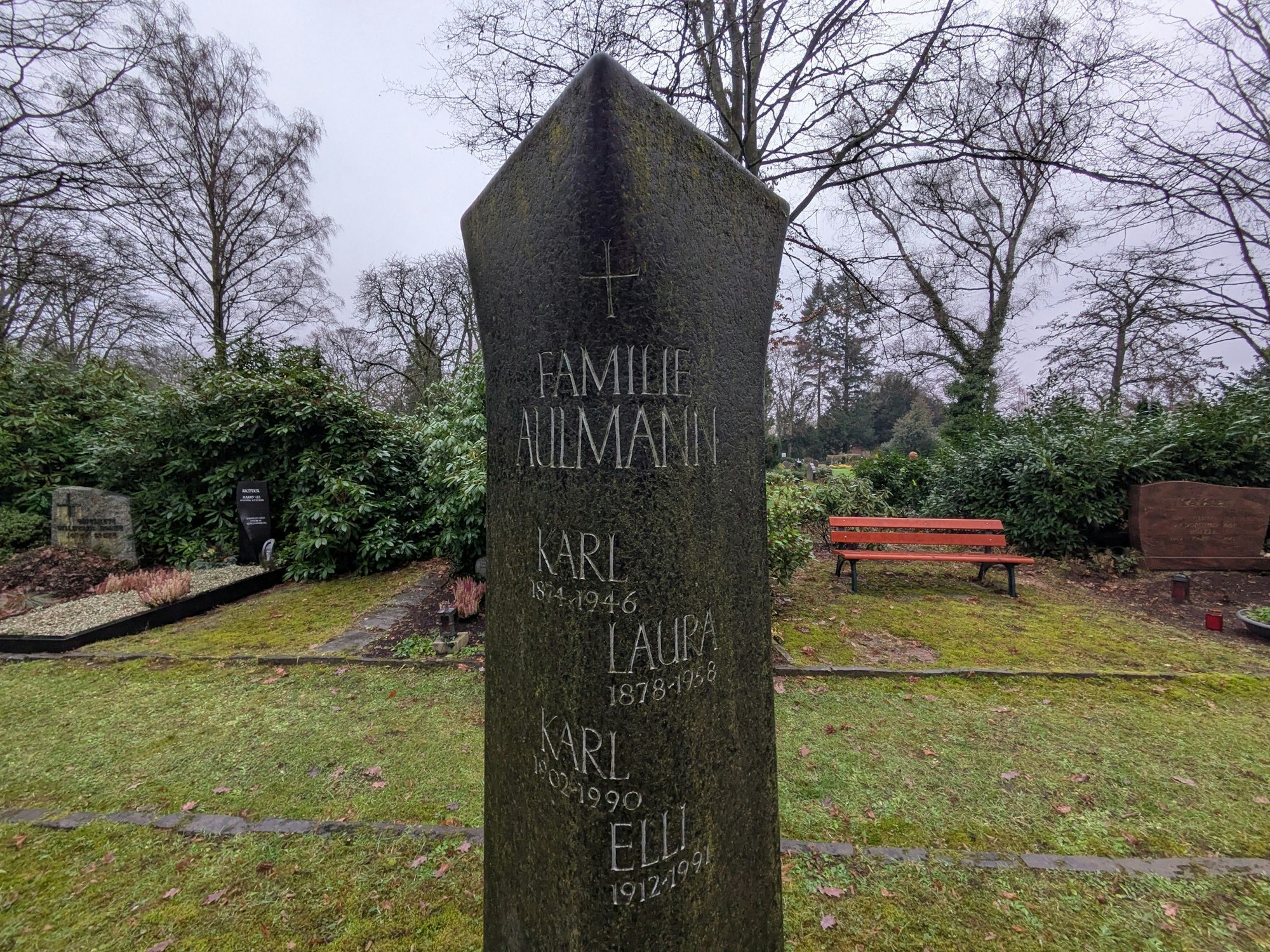 Grabmal der Familie Aulmann auf dem Friedhof Birkenberg