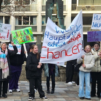 Eltern, Schülerinnen und Schüler und Lehrkräfte demonstrieren vor dem Rathaus.