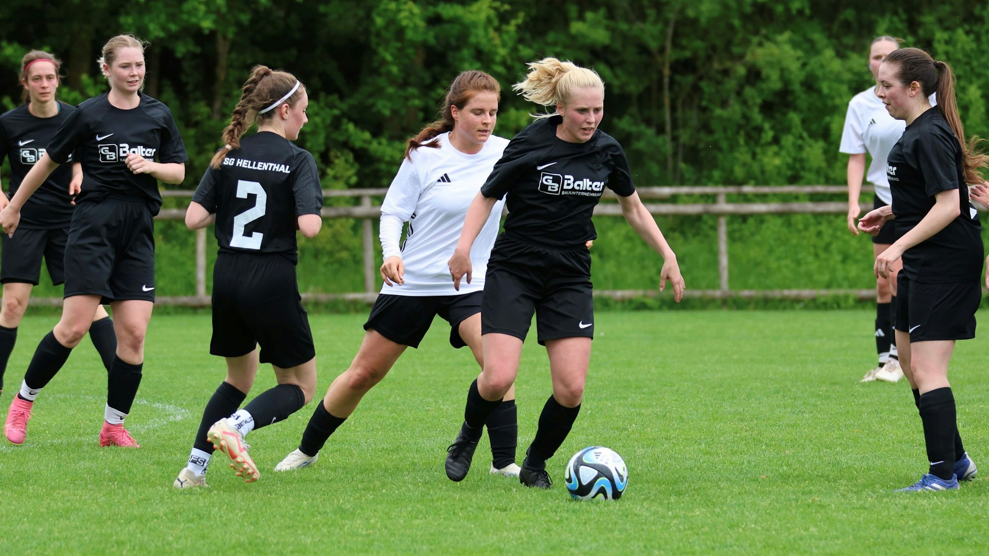 Fußballerin Lena Fink von der SG Hellenthal im Pokalspiel gegen Kommern.