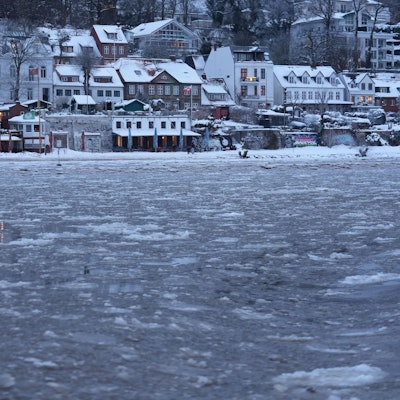Blick am frühen Morgen von einer Hafenfähre auf die mit Eisschollen bedeckte Elbe bei Ovelgönne.