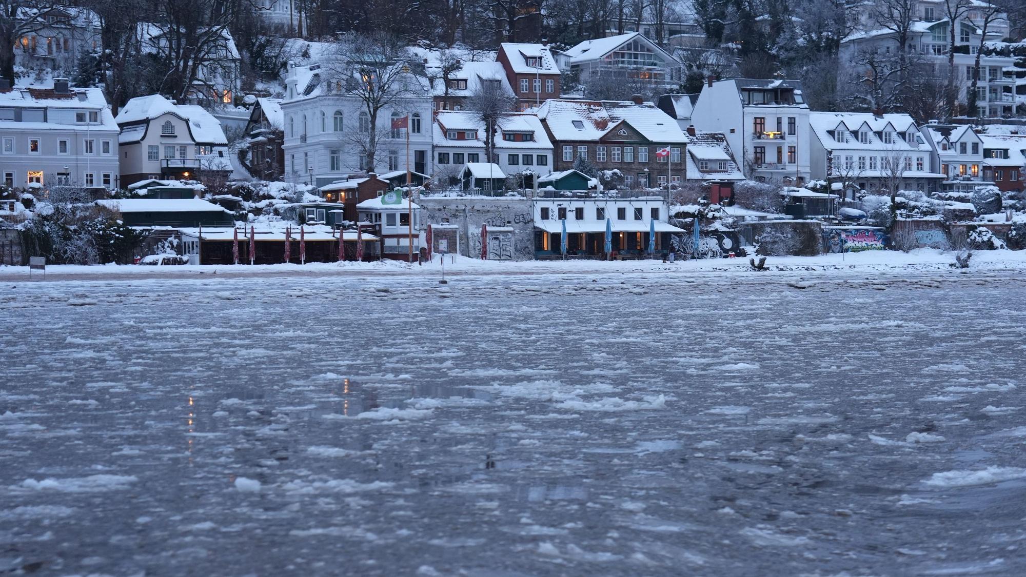 Blick am frühen Morgen von einer Hafenfähre auf die mit Eisschollen bedeckte Elbe bei Ovelgönne.