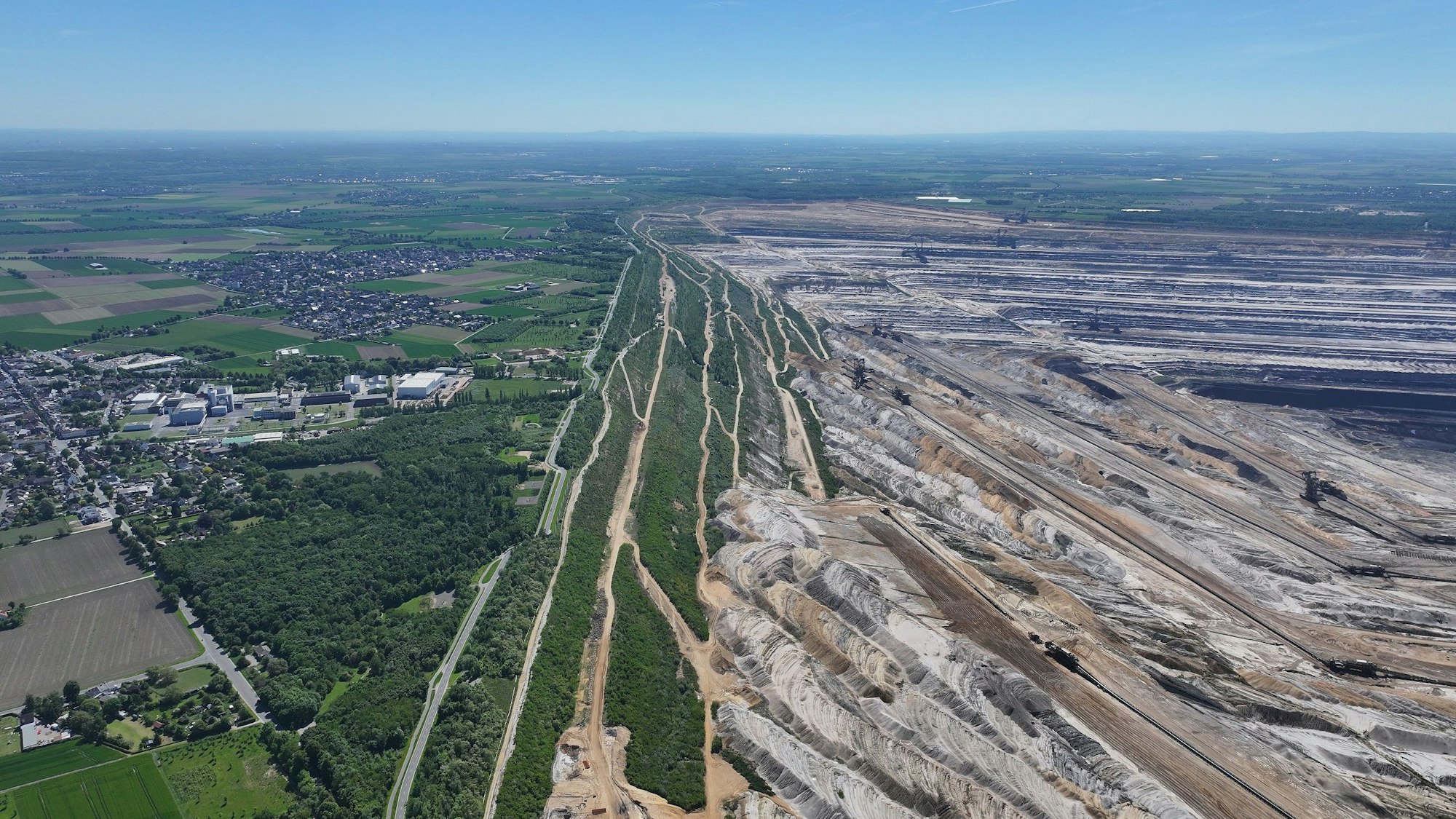 Der Blick von der Sophienhöhe auf Elsdorf verdeutlicht, dass ein Drittel der Stadtfläche im Tagebau Hambach liegen.