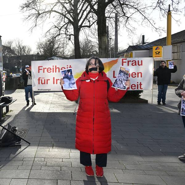 Mahnwache für die Opfer im Iran auf dem Bergisch Gladbacher Trotzenburgplatz.