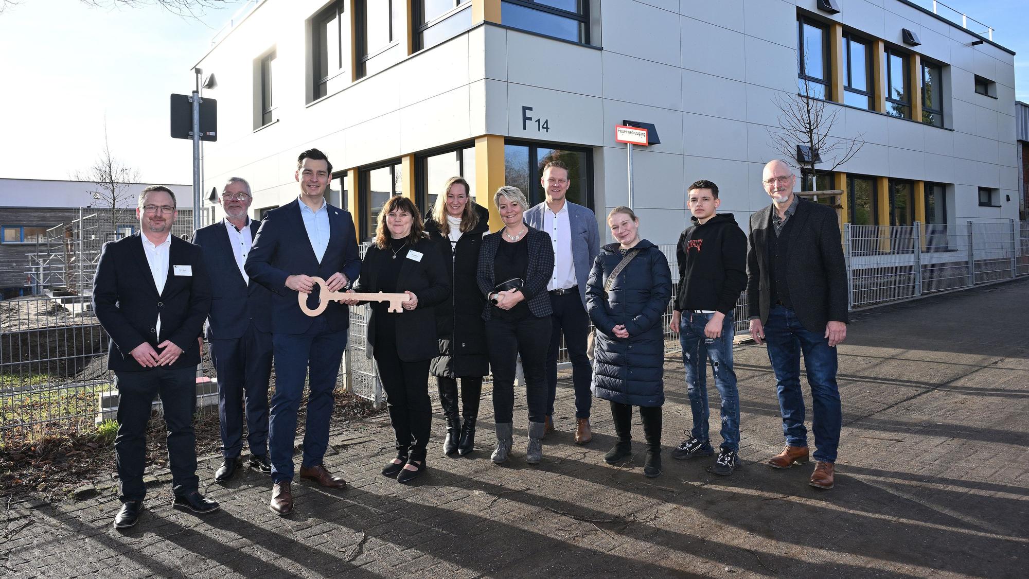 Das Foto zeigt die Feierstunde zur Eröffnung des Erweiterungsbaus der Hauptschule in Hebborn