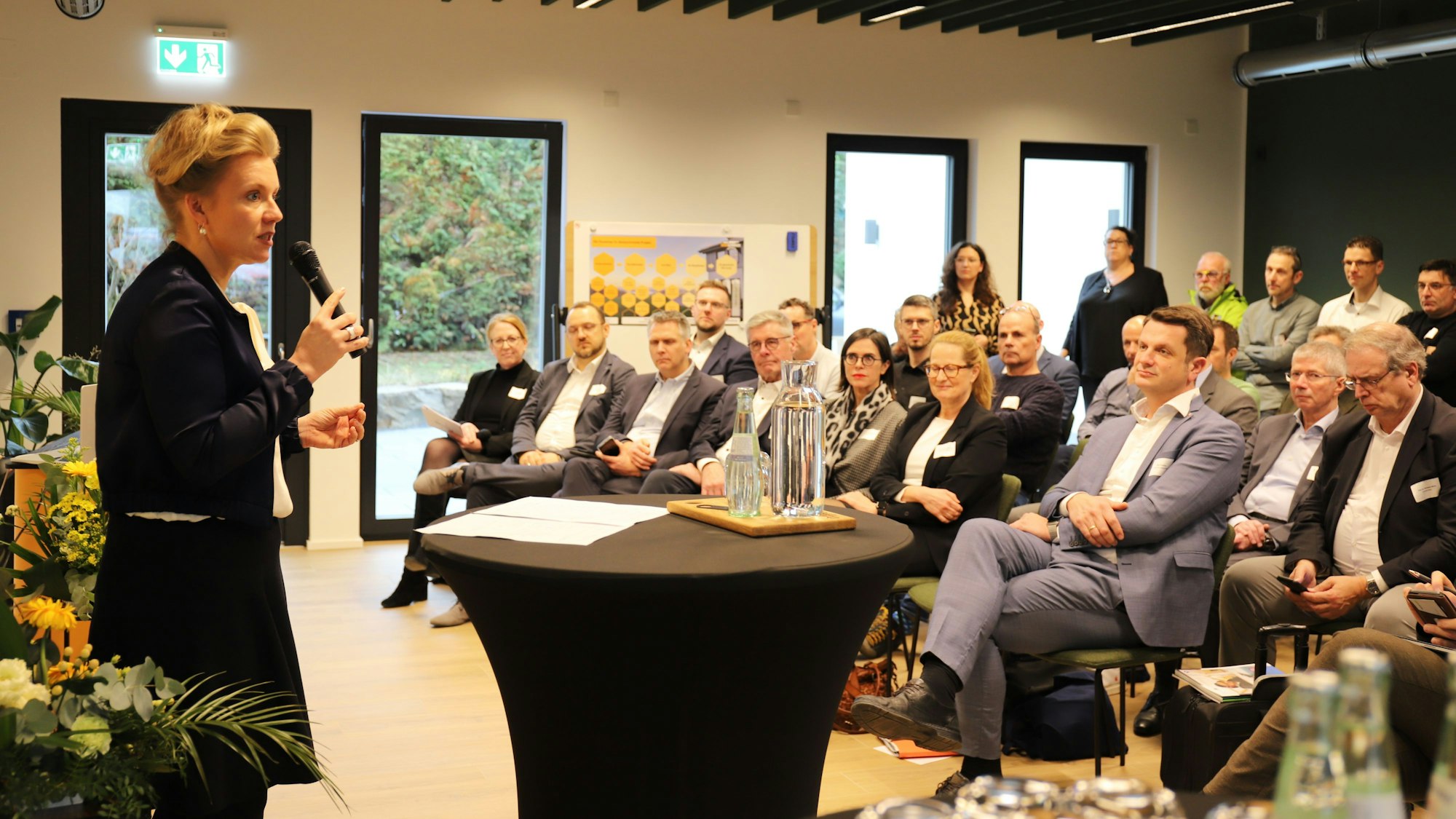 Die Ministerin für Kultur und Wissenschaft, Ina Brandes, besuchte in der Denkschmiede in Ruppichteroth-Winterscheid die Konferenz „KI.zukunft.regional – Forum für Handwerk und Industrie“.