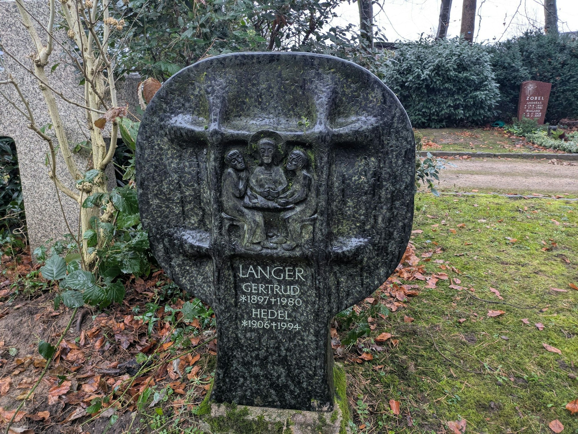 Grabmal mit einer Szene aus der Emmaus-Geschichte