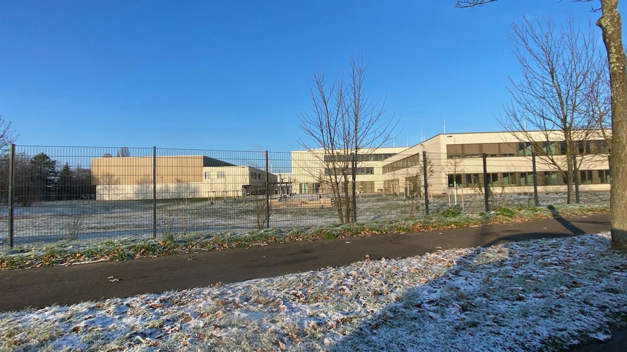 Die Emanuel-Grundschule an der Sürther Straße in Rodenkirchen ist eine evangelische Grundschule in städtischer Trägerschaft.