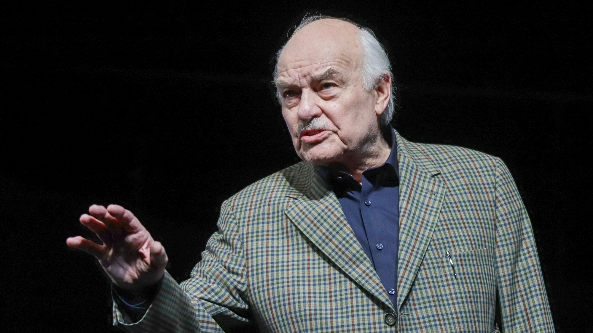 Charles Brauer auf der Bühne.