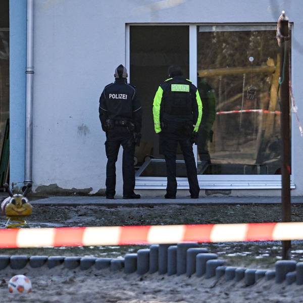 Zwei Polizisten stehen vor einer Kindertagesstätte in Niederschöneweide. Dort ist ein Kind gestorben.