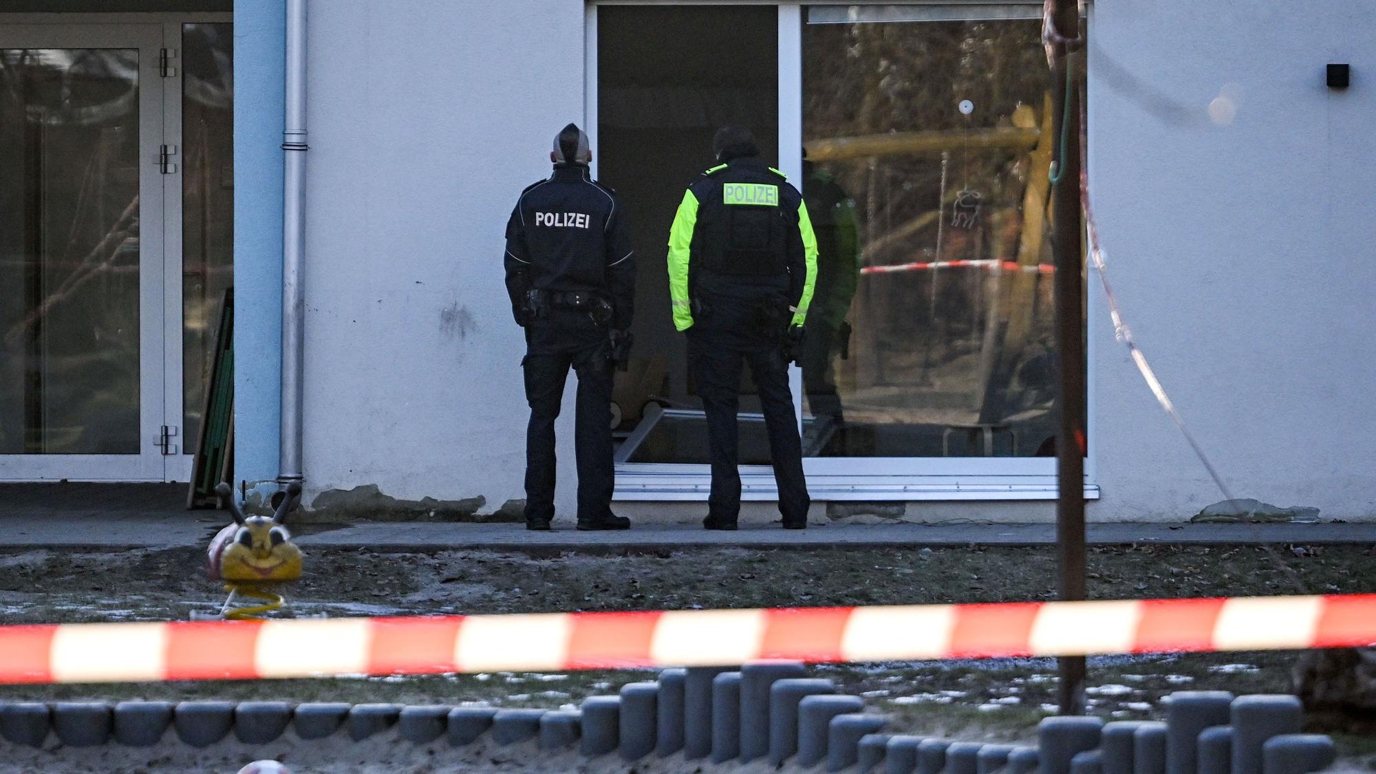 Zwei Polizisten stehen vor einer Kindertagesstätte in Niederschöneweide. Dort ist ein Kind gestorben.