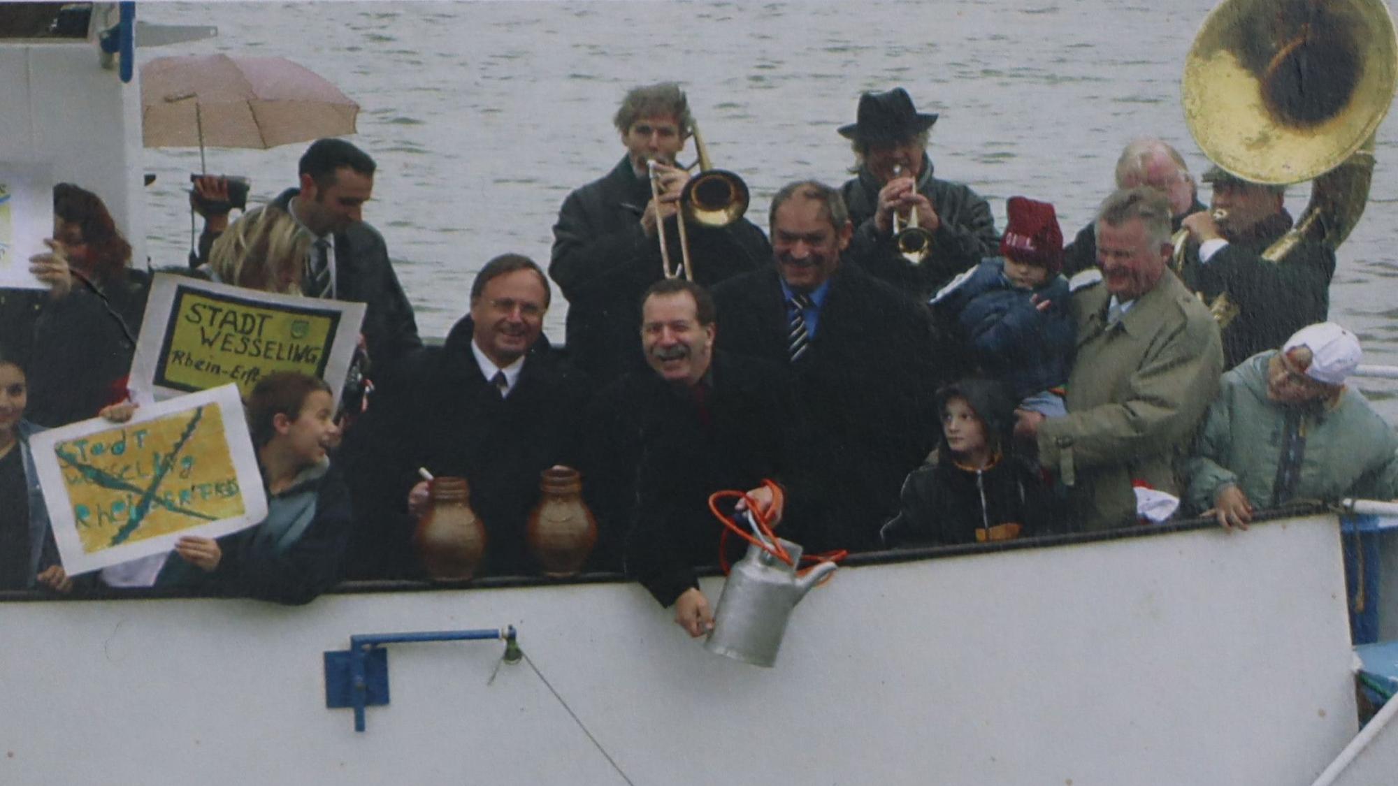 Zu sehen sind viele Menschen auf einem Boot auf dem Rhein.
