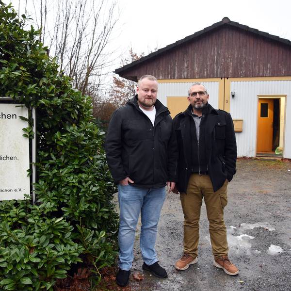 Nach der Schließung des Nachbarschaftsbüros nutzt die Bürgergemeinschaft „Wir in Eichen“ die bereits 1994 aufgestellten Wohncontainer an der Eichener Straße wieder als Vereinsstandort. Neue Leiter der Waldbröler Gemeinschaft sind Alfred Wedel (Geschäftsführer, links) und Peter Hildebrandt (Vorsitzender).