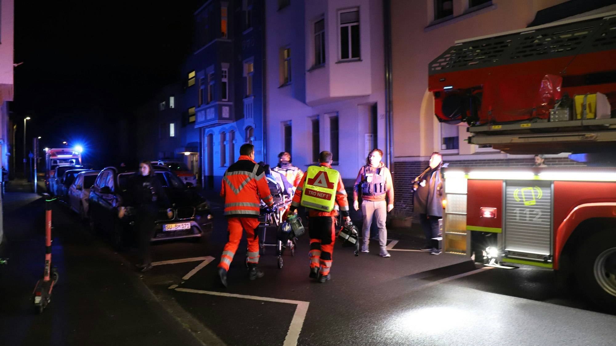 Der Rettungsdienst brachte das Opfer in eine Klinik nach Köln-Merheim, die eine Schwerverbrannten-Station hat.