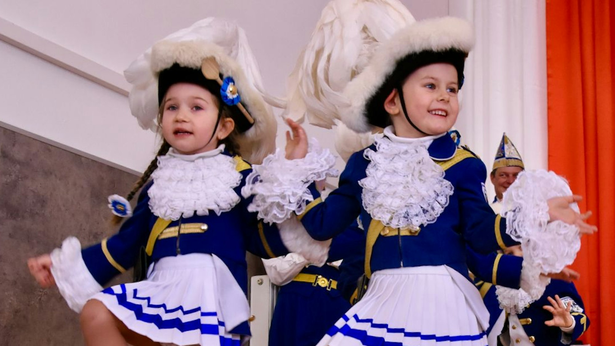 Minis: Kleine Tänzerinnen der Siegburger Funken Blau-Weiß