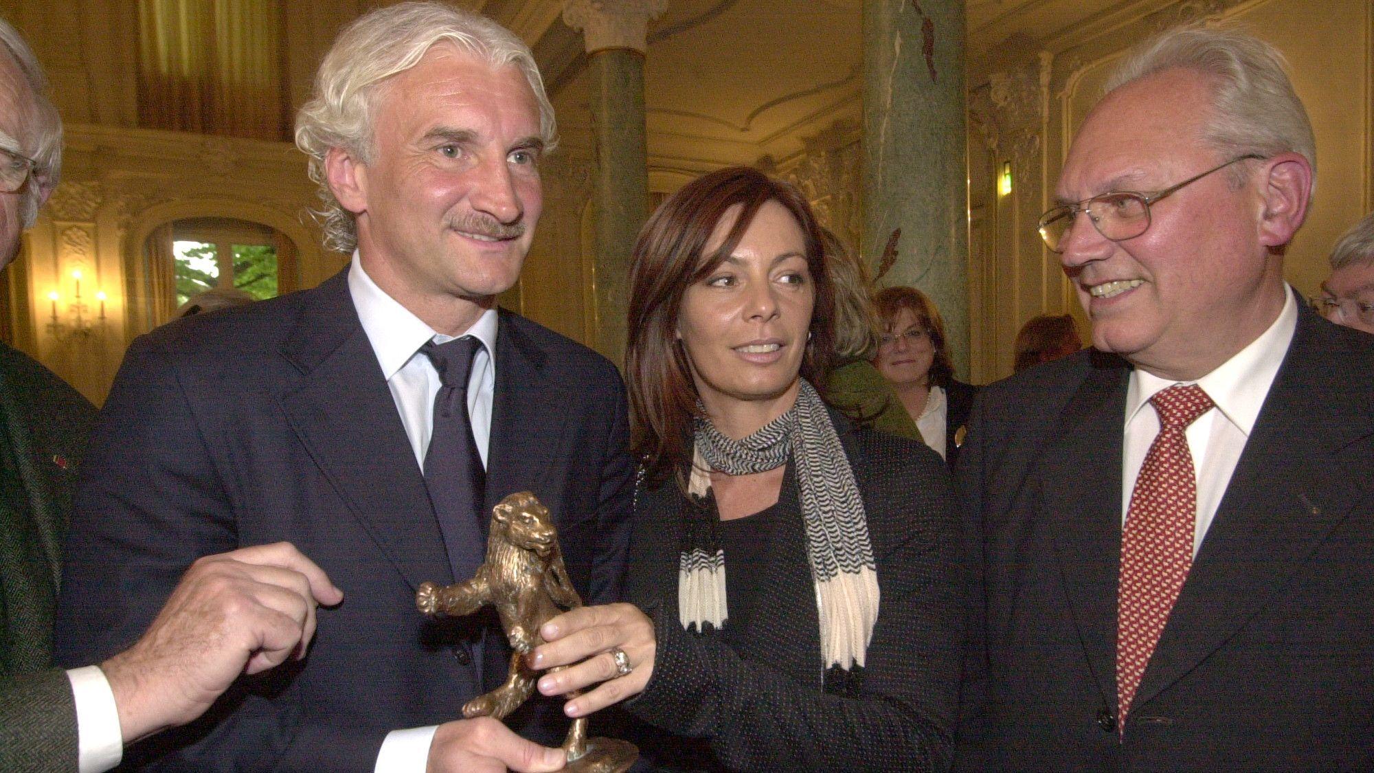 Rudi Völler bekommt 2006 den Leverkusener Löwen, rechts steht Manfred Wiethüchter.