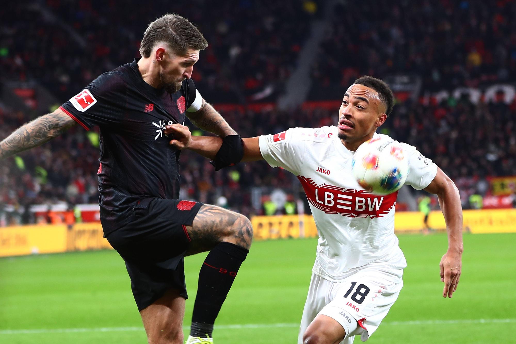 1. Bundesliga: Bayer Leverkusen - VfB Stuttgart am 10.01.2026 in der Bay-Arena in Leverkusen Robert Andrich Bayer 04 Leverkusen Jamie Leweling VfB Stuttgart Zweikampf, Aktion, action, battle for the ball *** 1 Bundesliga Bayer Leverkusen VfB Stuttgart on 10 01 2026 at the Bay Arena in Leverkusen Robert Andrich Bayer 04 Leverkusen Jamie Leweling VfB Stuttgart duel, action, action, battle for the ball SM