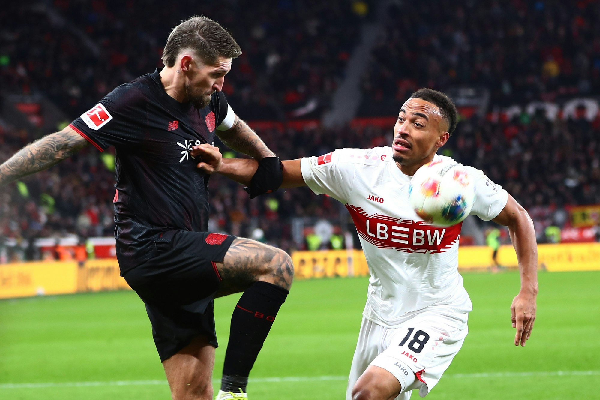1. Bundesliga: Bayer Leverkusen - VfB Stuttgart am 10.01.2026 in der Bay-Arena in Leverkusen Robert Andrich Bayer 04 Leverkusen Jamie Leweling VfB Stuttgart Zweikampf, Aktion, action, battle for the ball *** 1 Bundesliga Bayer Leverkusen VfB Stuttgart on 10 01 2026 at the Bay Arena in Leverkusen Robert Andrich Bayer 04 Leverkusen Jamie Leweling VfB Stuttgart duel, action, action, battle for the ball SM