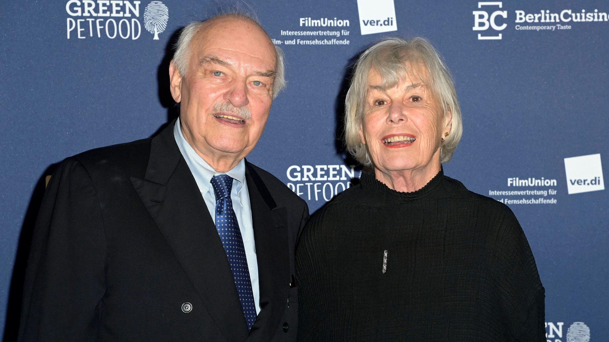 Charles Brauer mit Ehefrau Lilot Hegi bei der Verleihung des Deutschen Schauspielpreises 2024 im Club Theater Berlin.