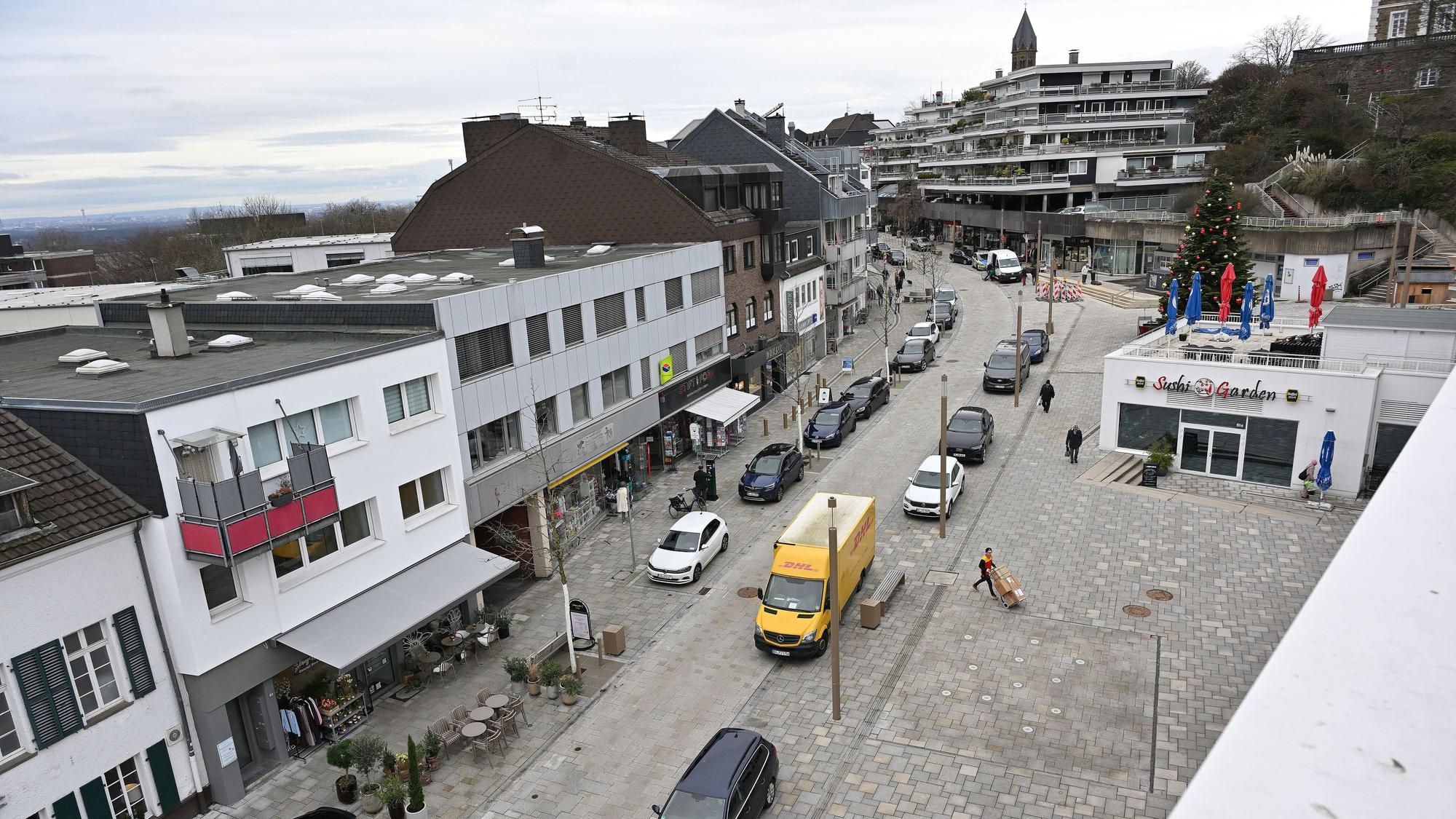 Blick von oben auf die sanierte SchloßsFtraße.