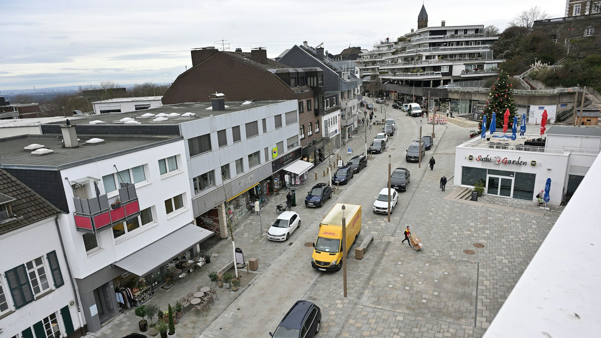 Blick von oben auf die sanierte SchloßsFtraße.