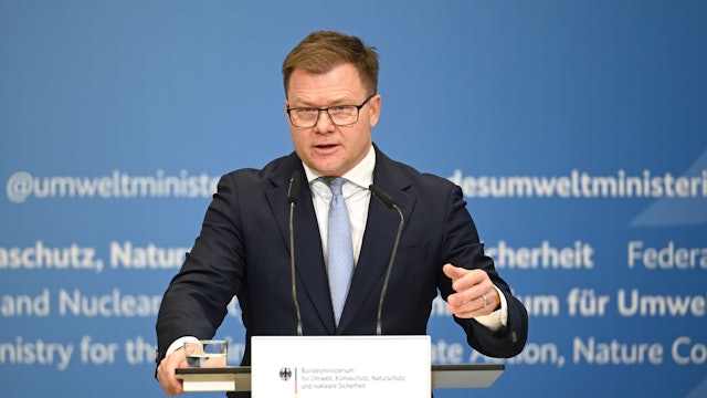 «Richtig geile Autos» bringen die deutschen Hersteller nach Ansicht von Bundesumweltminister Carsten Schneider (SPD) auf den Markt für Elektroautos.