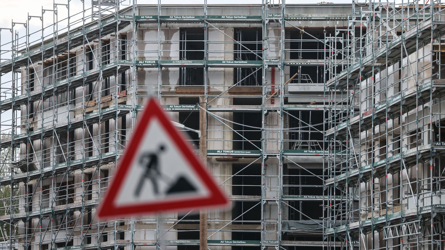 Gerüste stehen auf der Baustelle für ein Wohngebäude.