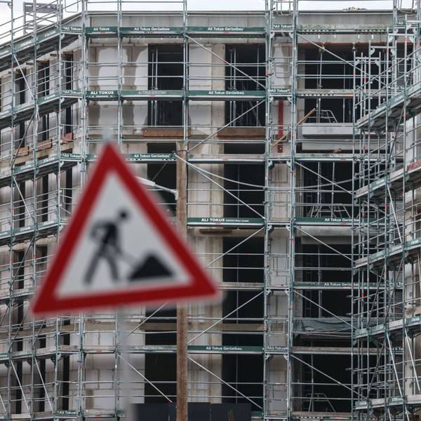 Gerüste stehen auf der Baustelle für ein Wohngebäude. (Symbolbild)