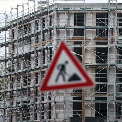 Gerüste stehen auf der Baustelle für ein Wohngebäude.