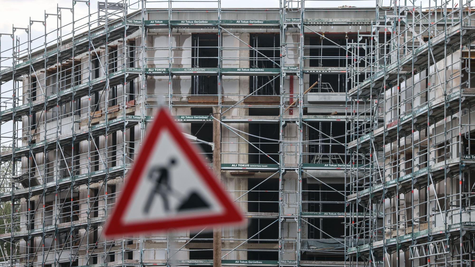Gerüste stehen auf der Baustelle für ein Wohngebäude. (Symbolbild)