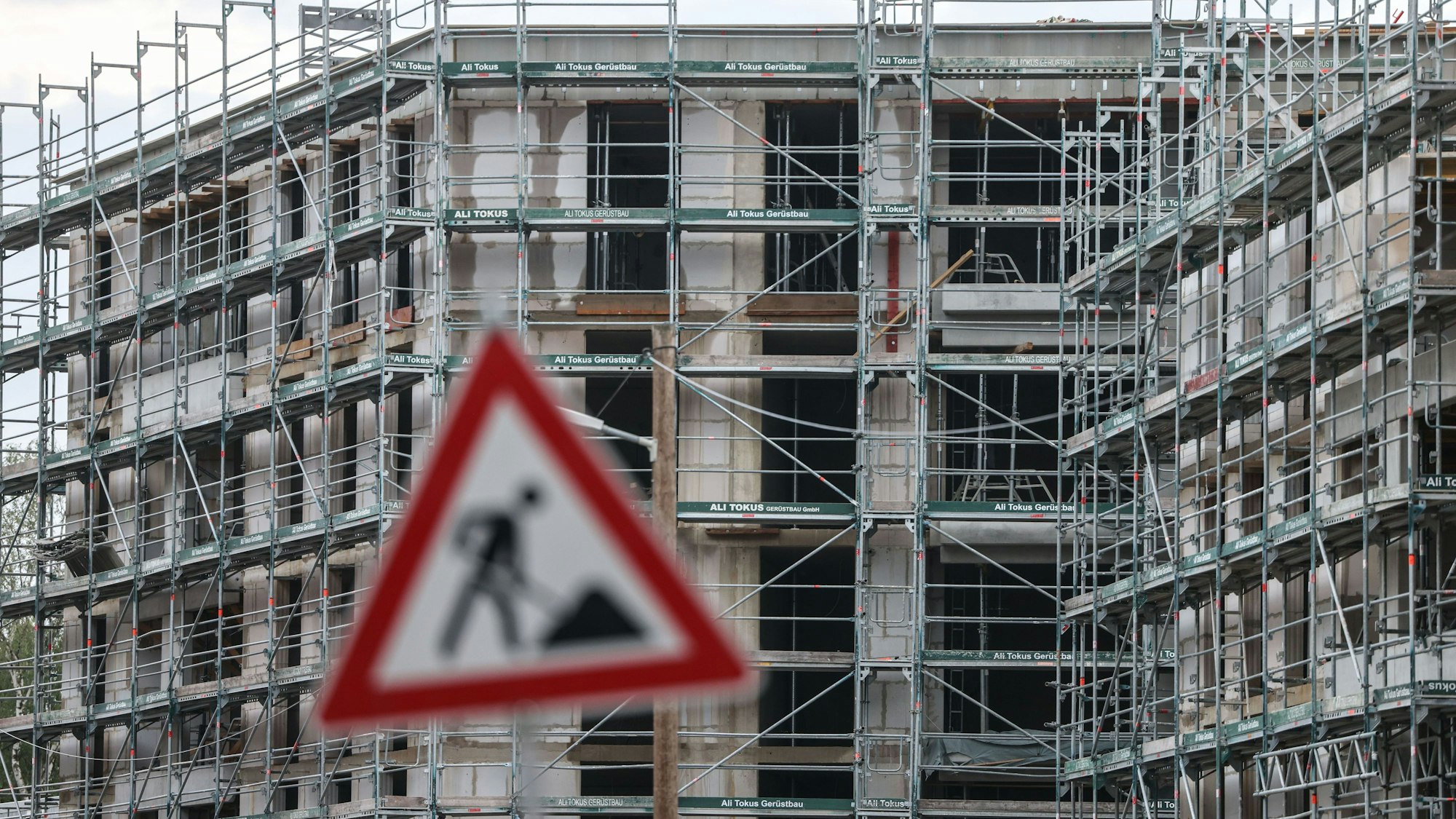 Gerüste stehen auf der Baustelle für ein Wohngebäude. (Symbolbild)