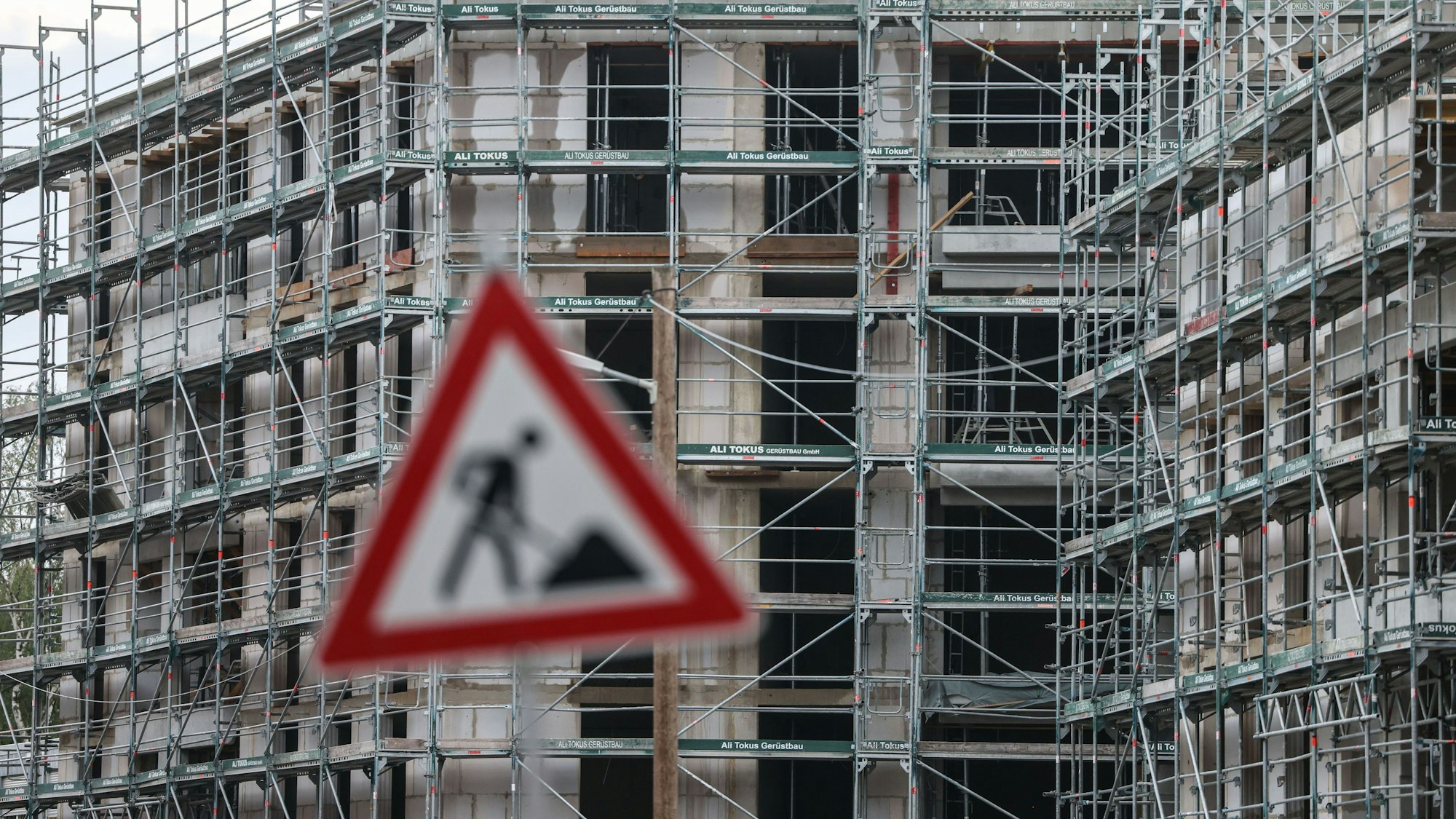 Gerüste stehen auf der Baustelle für ein Wohngebäude.