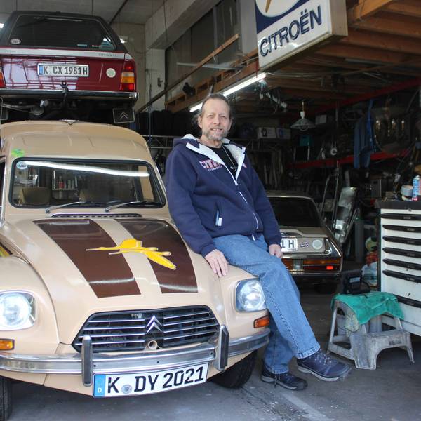 Jürgen Ambos in seiner Werkstatt neben seinem Citroën Acadiane