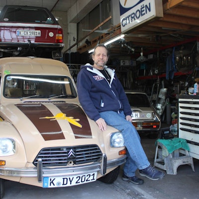 Jürgen Ambos in seiner Werkstatt neben seinem Citroën Acadiane