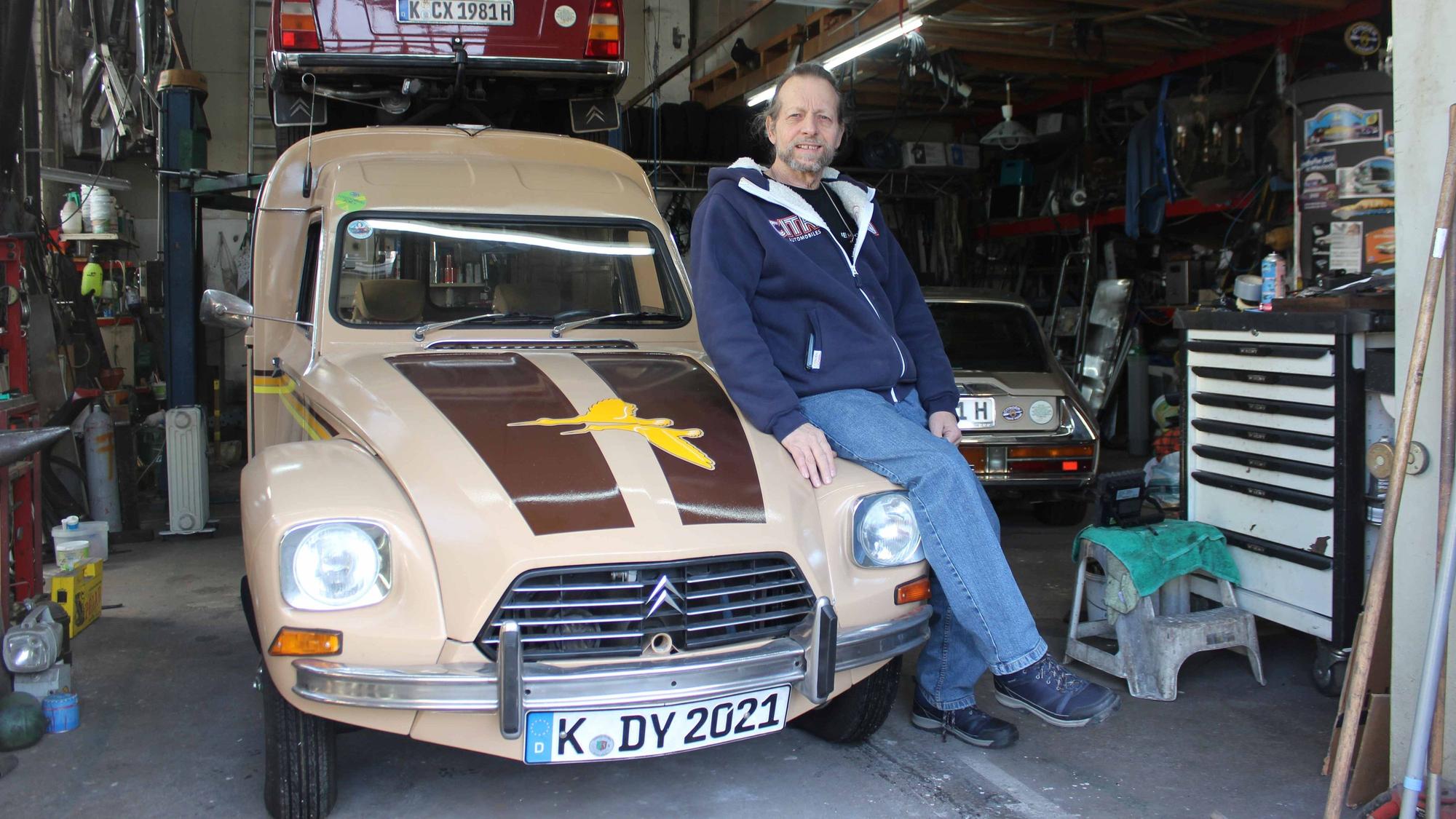 Jürgen Ambos in seiner Werkstatt neben seinem Citroën Acadiane