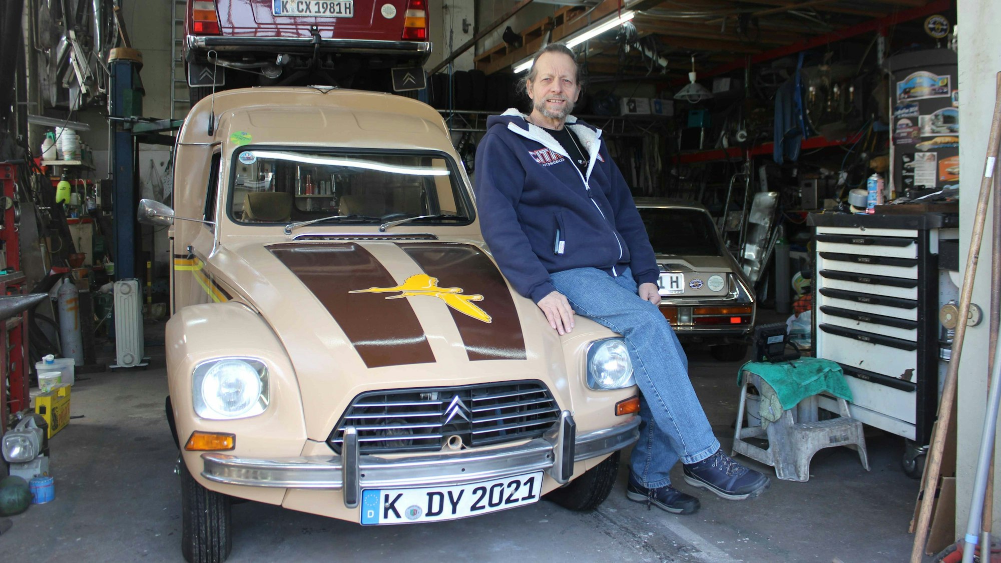 Jürgen Ambos in seiner Werkstatt neben seinem Citroën Acadiane