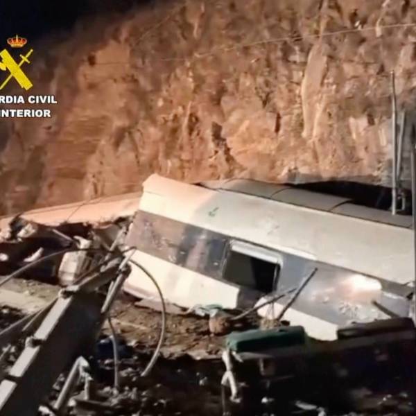 Dieses Bild stammt aus einem Video der Guardia Civil und zeigt das Wrack eines Zuges im Tunnel nach einem Zusammenstoß mit hoher Geschwindigkeit. Bei einem schweren Zugunglück im Süden Spaniens sind Dutzende Menschen ums Leben gekommen.