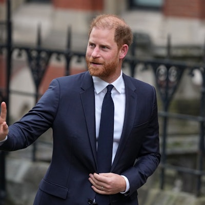 Prinz Harry, Herzog von Sussex, trifft vor dem Gericht ein. In dem Gerichtsgebäude beginnt der Prozess um die Klage von Prinz Harry und anderen Prominenten gegen den Verlag der „Daily Mail“.