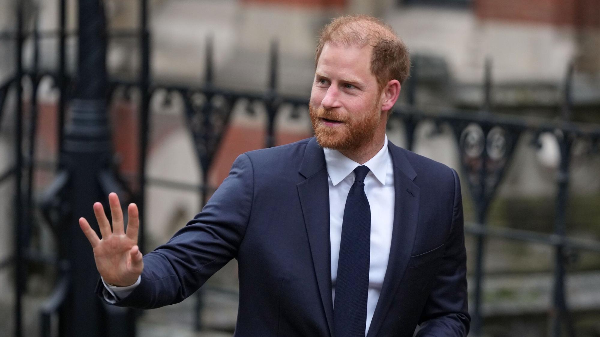 Prinz Harry, Herzog von Sussex, trifft vor dem Gericht ein. In dem Gerichtsgebäude beginnt der Prozess um die Klage von Prinz Harry und anderen Prominenten gegen den Verlag der „Daily Mail“.