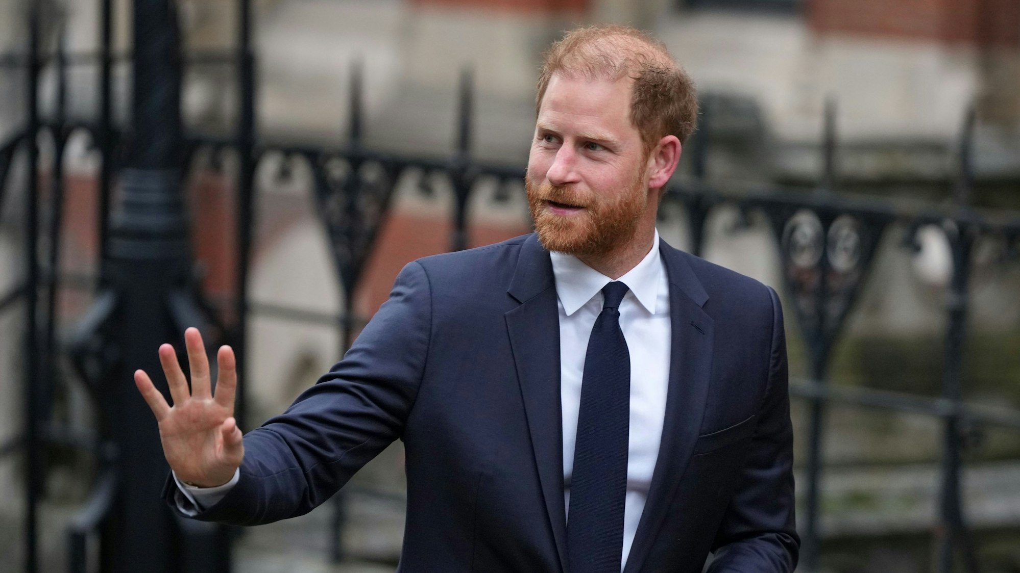 Prinz Harry, Herzog von Sussex, trifft vor dem Gericht ein. In dem Gerichtsgebäude beginnt der Prozess um die Klage von Prinz Harry und anderen Prominenten gegen den Verlag der „Daily Mail“.