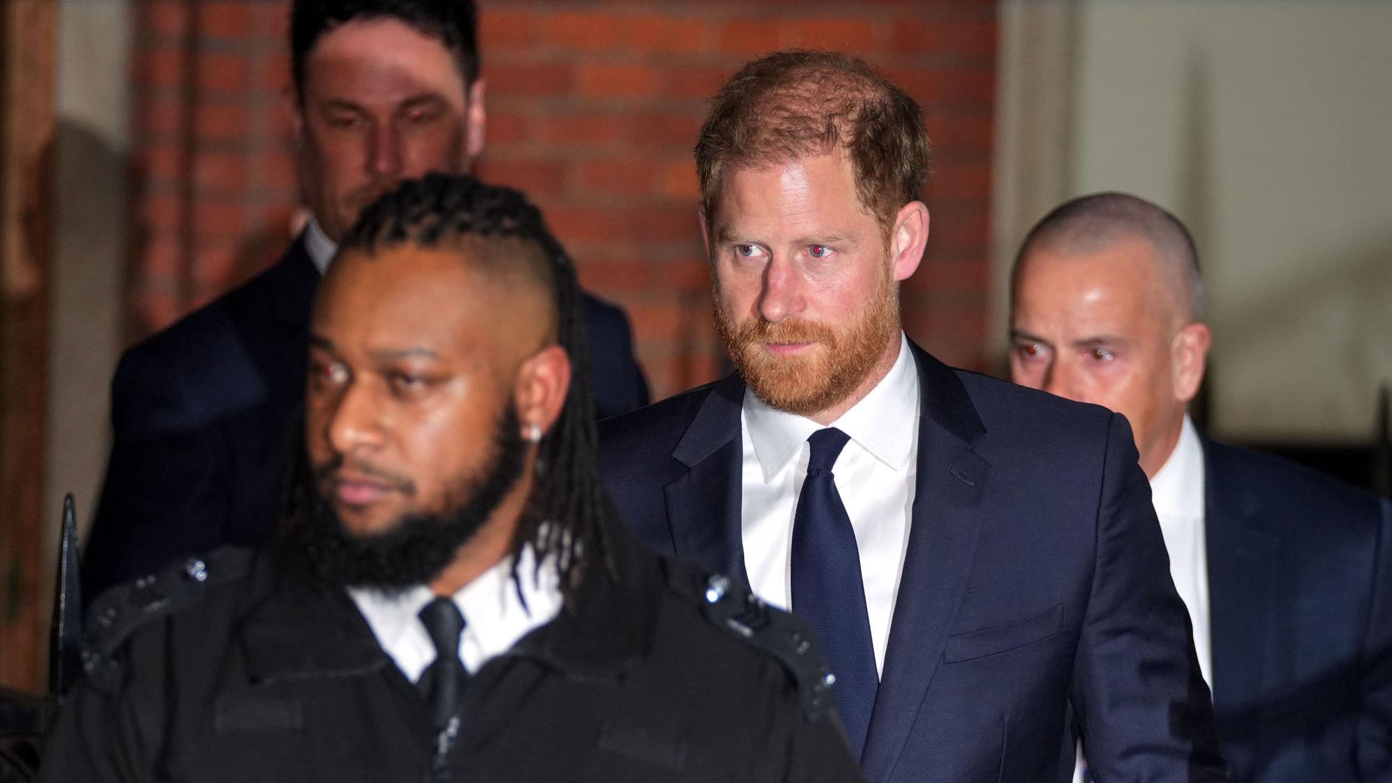 Prinz Harry verlässt den Londoner High Court. In dem Gerichtsgebäude beginnt der Prozess um die Klage von Prinz Harry und anderen Prominenten gegen den Verlag der „Daily Mail“.