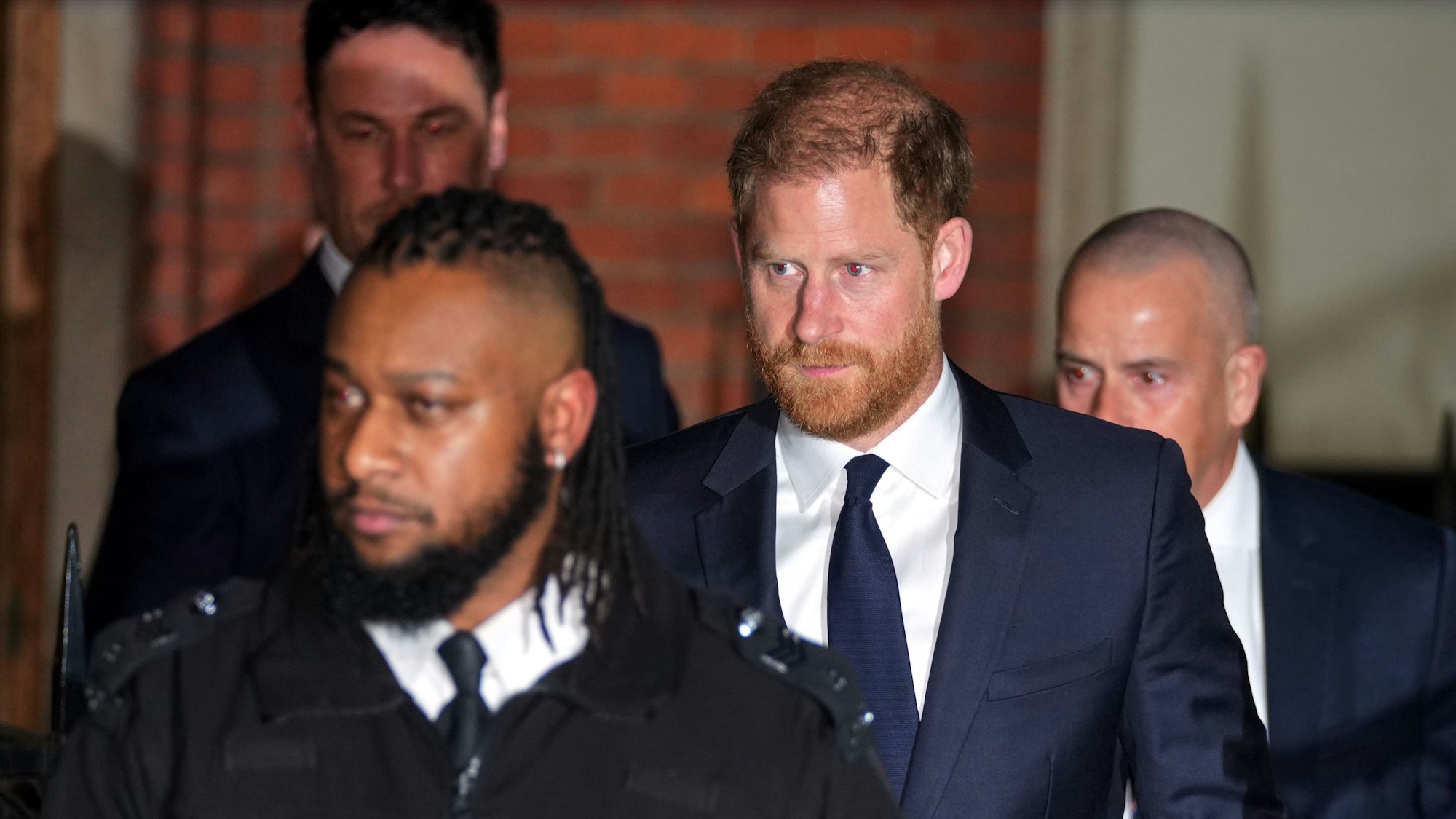 Prinz Harry verlässt das Gerichtsgebäude.