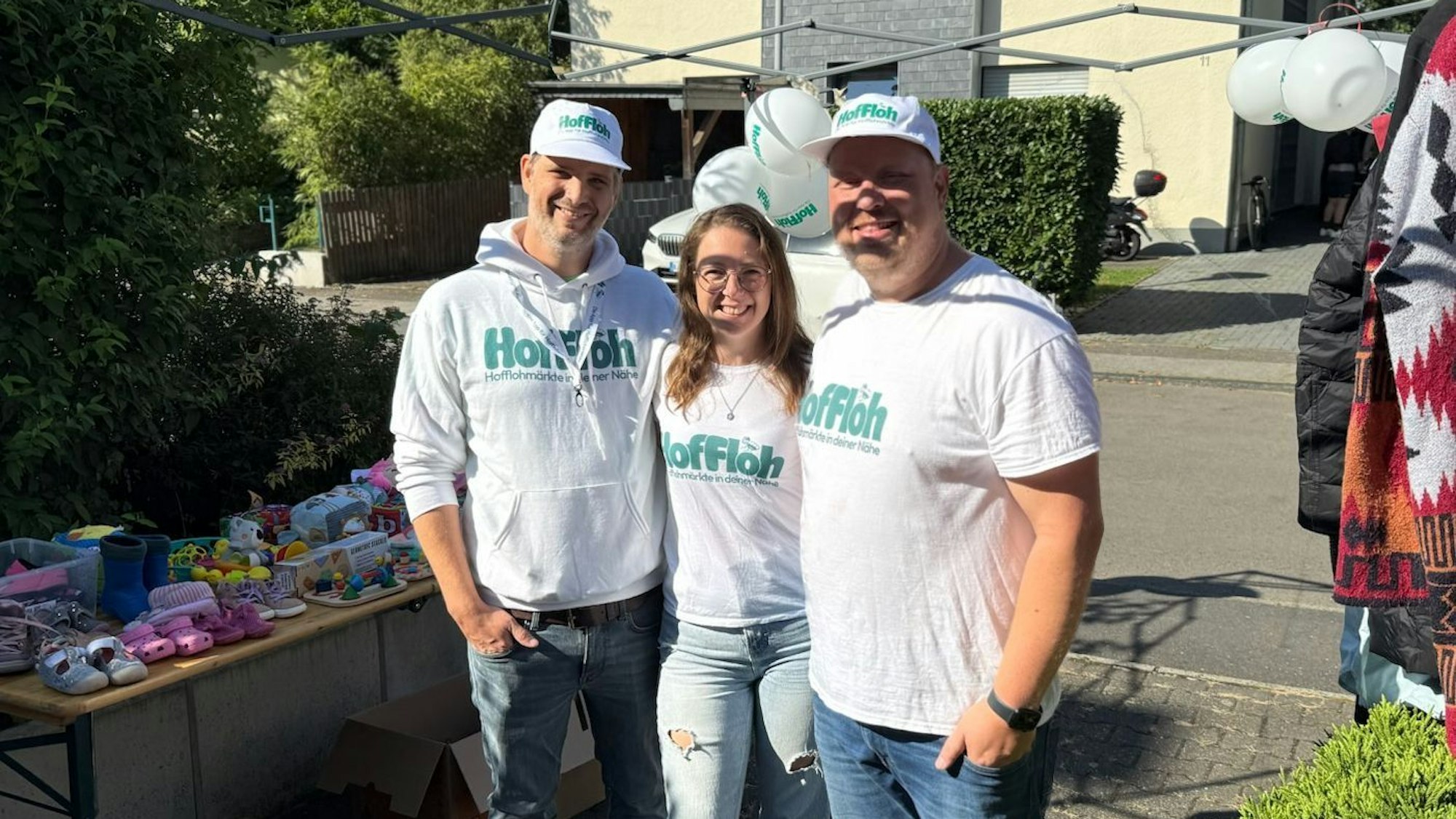 Das „Hoffloh“-Team an einem Hofflohmarkt-Stand