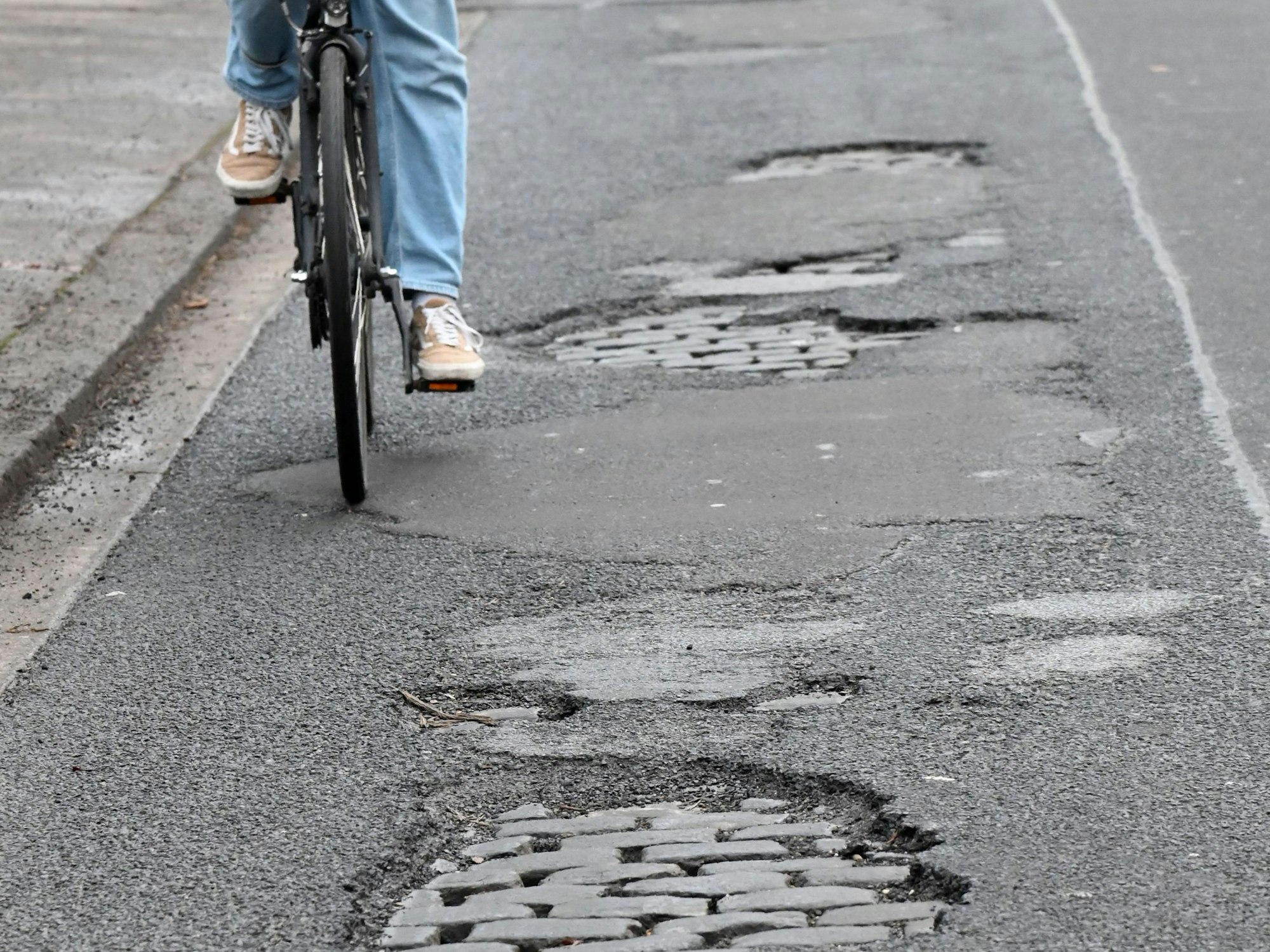 Für Radfahrer können Schlaglöcher gefährlich werden (Archivbild).