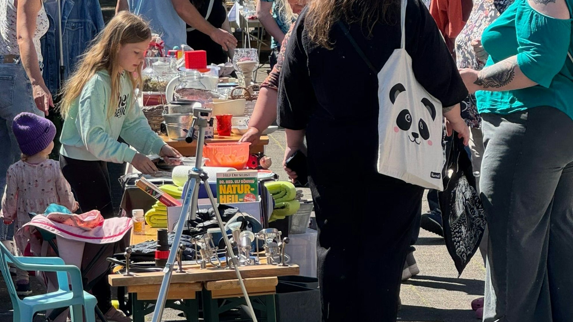 Hofflohmärkte unterscheiden sich dadurch von Flohmärkten, dass die Verkaufsstände auf Wohngebiet aufgebaut werden. Ausstellende sind sozusagen „zuhause“. (Symbolbild)